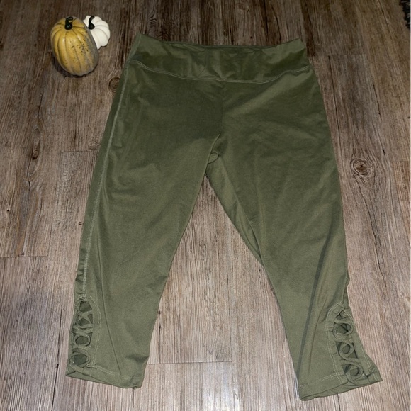 FREE WITH ANY PURCHASE YL Army Capri Leggings - Picture 1 of 4